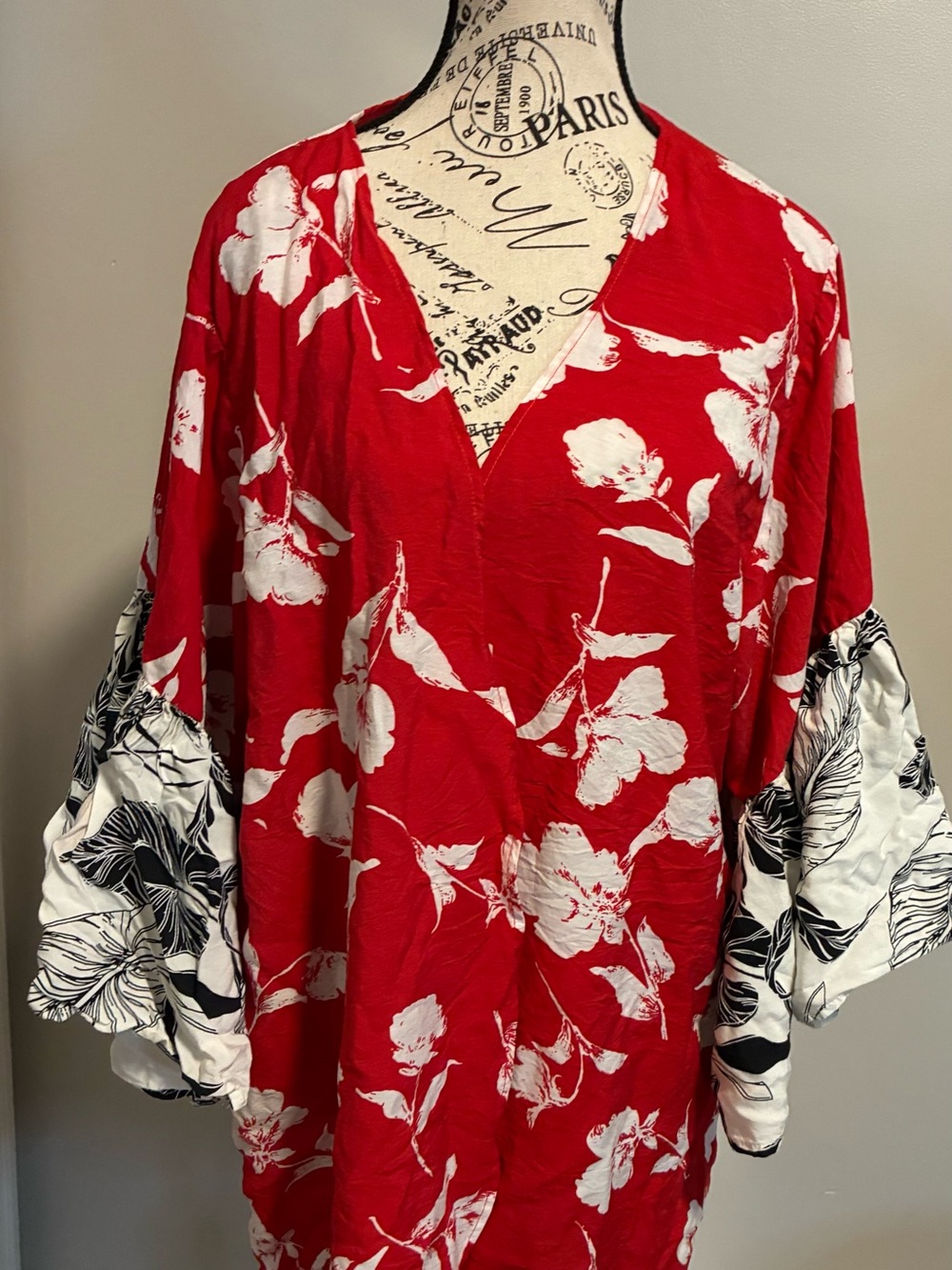 Red floral print open-front kimono cardigan OS. Casual Beach EUC.